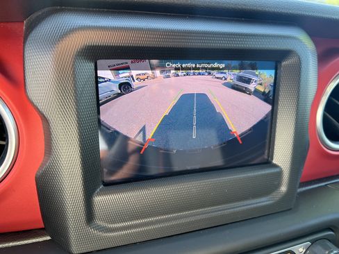 Used 2018 Jeep Wrangler Unlimited Rubicon AWD/4WD image 7