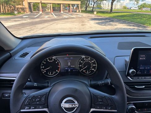 Used 2025 Nissan Altima 2.5 SV FWD image 29