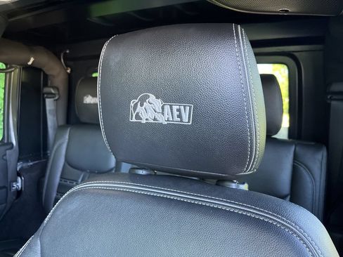 Used 2016 Jeep Wrangler Unlimited Rubicon w/ Connectivity Group AWD/4WD image 37