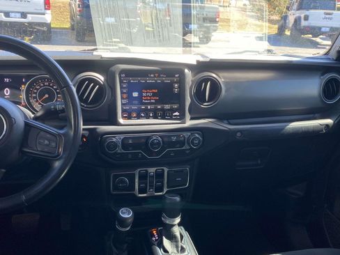 Used 2021 Jeep Gladiator Willys image 17