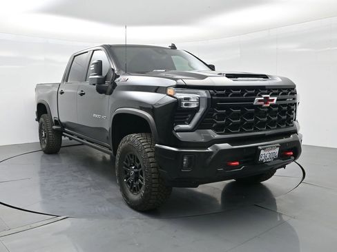 Used 2025 Chevrolet Silverado 2500 ZR2 w/ Technology Package image 30