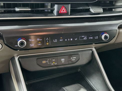 Used 2025 Kia Carnival FWD image 24