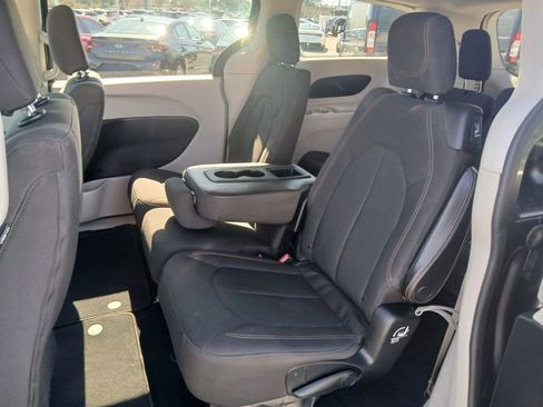 Used 2017 Chrysler Pacifica Touring image 13