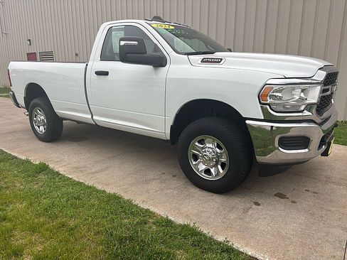 Used 2024 RAM 2500 Tradesman w/ Chrome Appearance Group AWD/4WD image 3