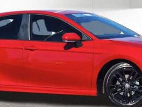 Used 2025 Toyota Camry SE image 2