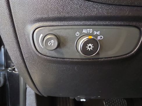 Used 2018 Chevrolet Equinox LT FWD image 18