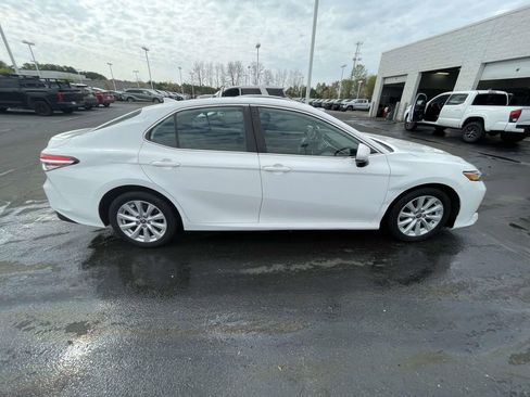 Used 2020 Toyota Camry LE image 10