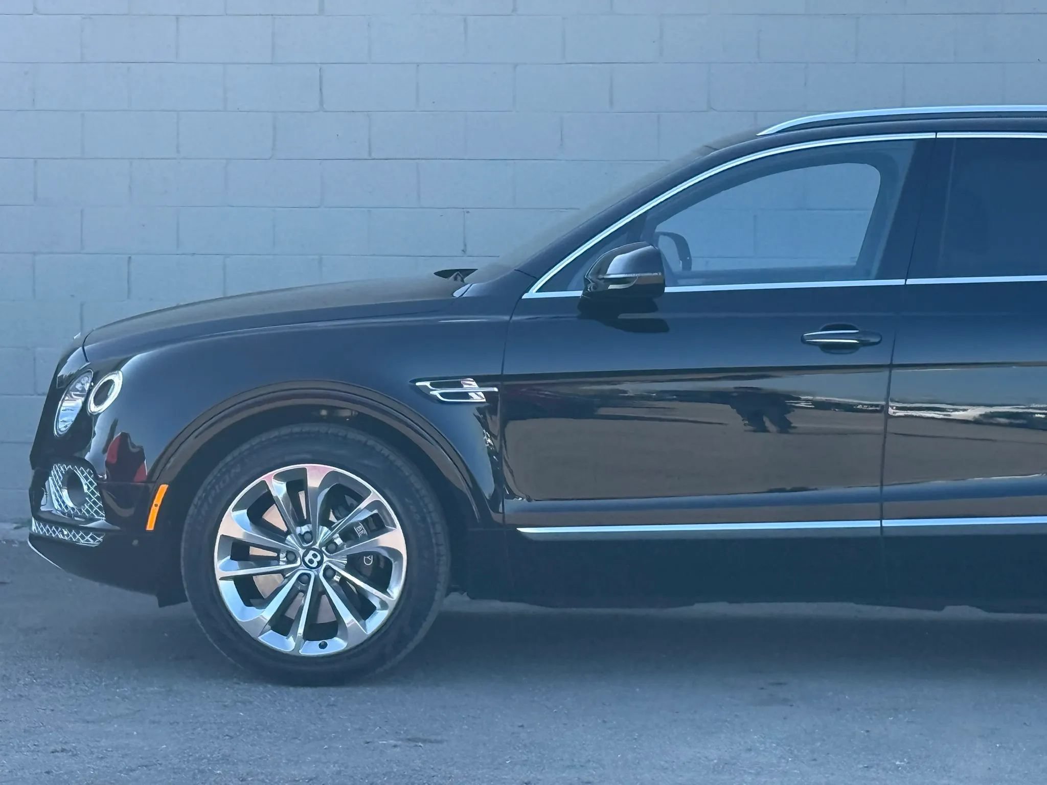 Used 2019 Bentley Bentayga AWD/4WD image 3