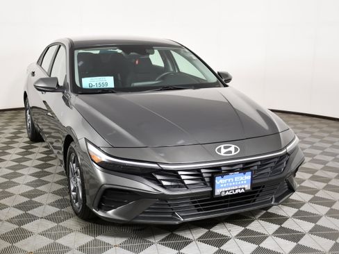 Used 2024 Hyundai Elantra SEL FWD image 3