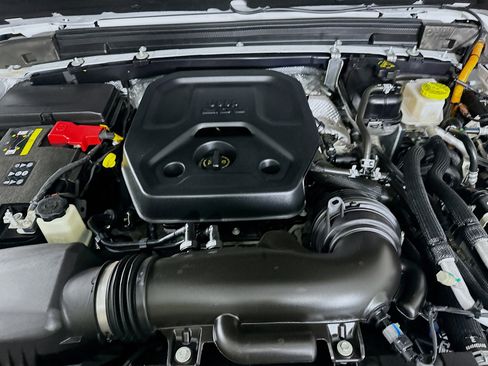 Used 2025 Jeep Wrangler Sahara image 30