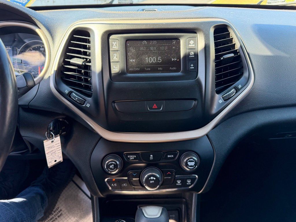 Used 2017 Jeep Cherokee Latitude w/ True North Edition AWD/4WD image 8