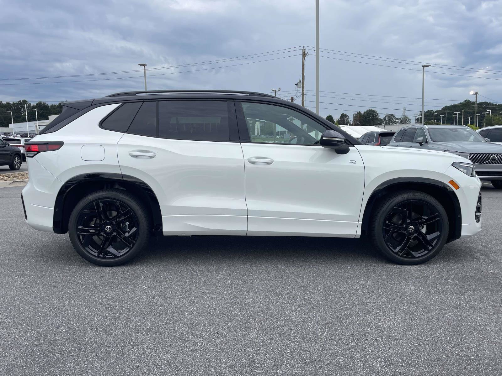New 2026 Volkswagen Tiguan SE R-Line FWD image 8
