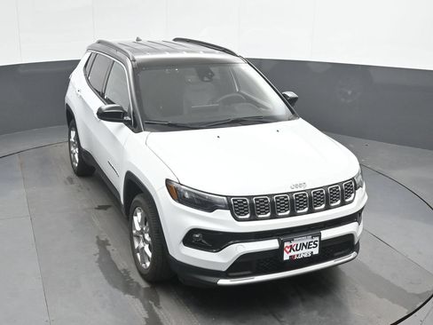 Used 2025 Jeep Compass Limited AWD/4WD image 33