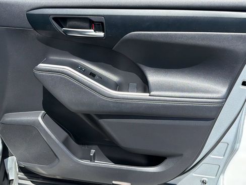 Used 2023 Toyota Highlander XLE FWD image 34