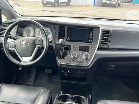 Used 2020 Toyota Sienna SE image 7