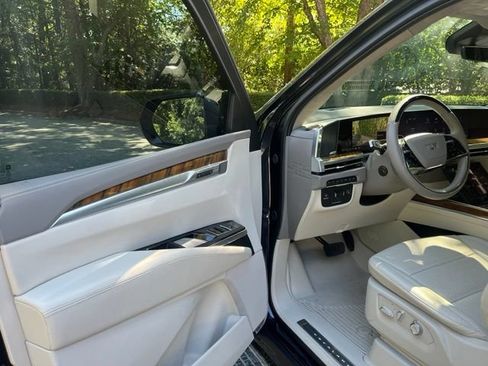 Used 2025 Cadillac Escalade Sport Platinum w/ LPO, ONYX Package AWD/4WD image 4
