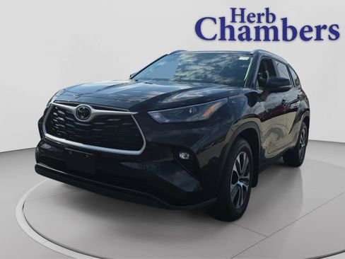 Used 2023 Toyota Highlander XLE AWD/4WD image 7