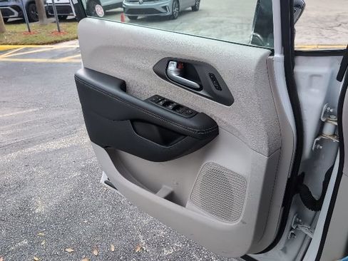 Used 2024 Chrysler Pacifica Touring-L image 21