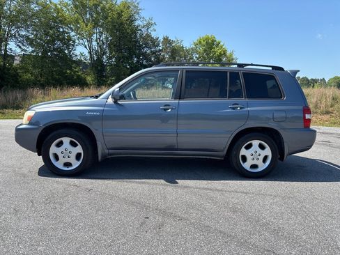 Used 2005 Toyota Highlander 2WD V6 w/ 3rd Row image 2