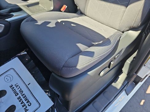 Used 2025 Nissan Frontier SV image 28