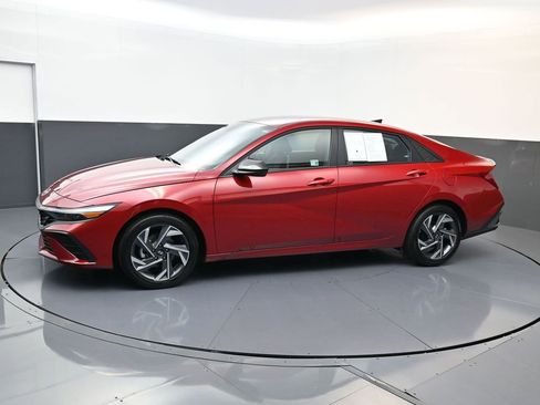 Certified 2025 Hyundai Elantra SEL image 7