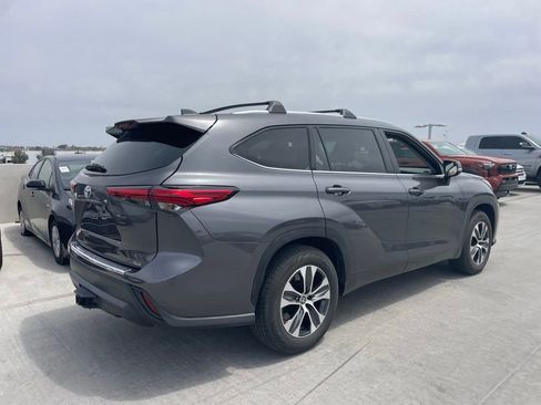 Used 2021 Toyota Highlander XLE FWD image 2
