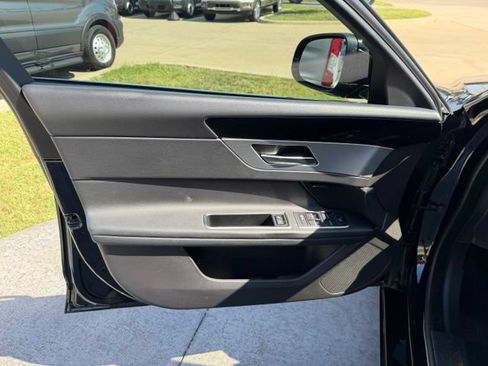 Used 2018 Jaguar XF RWD image 8