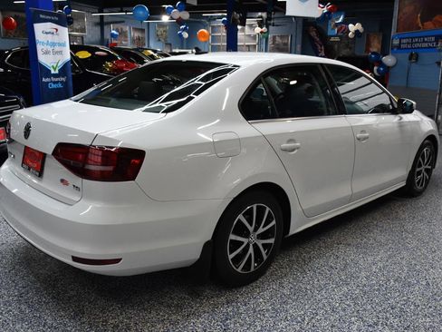 Used 2017 Volkswagen Jetta SE image 3