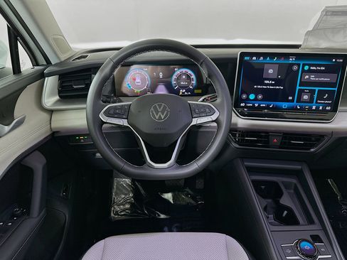Used 2025 Volkswagen Tiguan SE image 21