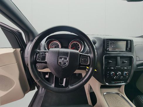 Used 2018 Dodge Grand Caravan SXT image 12