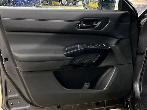 Used 2025 Nissan Pathfinder S image 9