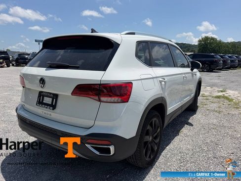 Used 2023 Volkswagen Taos SE w/ Panoramic Sunroof Package FWD image 5