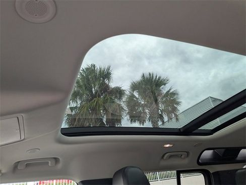 Used 2021 Land Rover Defender 110 SE image 18