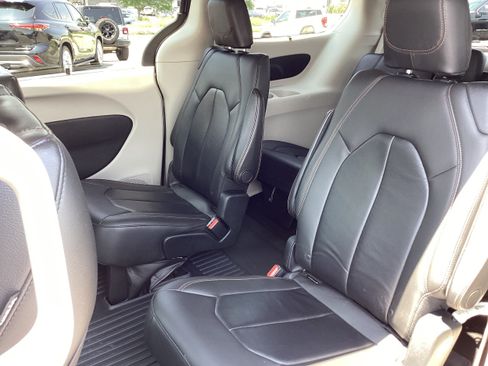 Used 2017 Chrysler Pacifica Touring-L FWD image 13