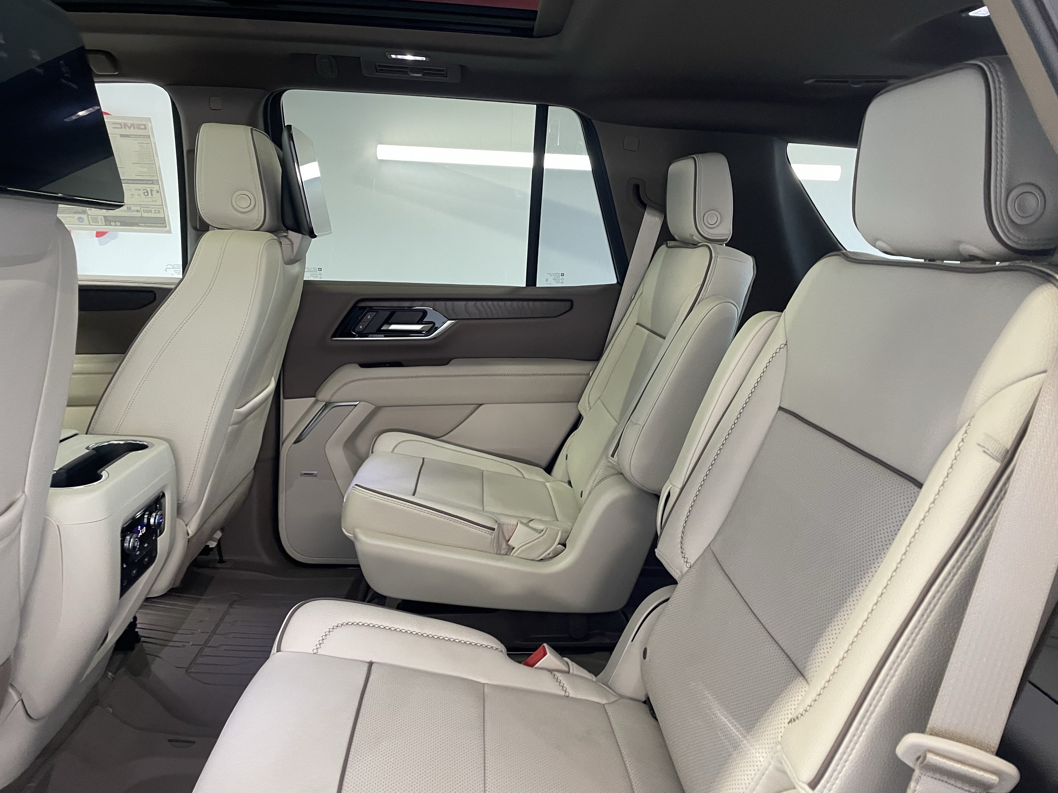 New 2026 GMC Yukon Denali w/ Denali Reserve Package AWD/4WD image 13