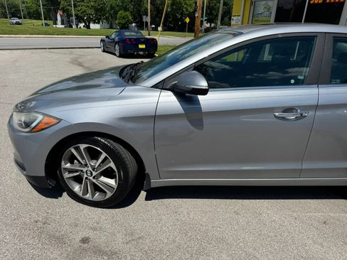 Used 2017 Hyundai Elantra Limited w/ Limited Tech Package 04 FWD image 4