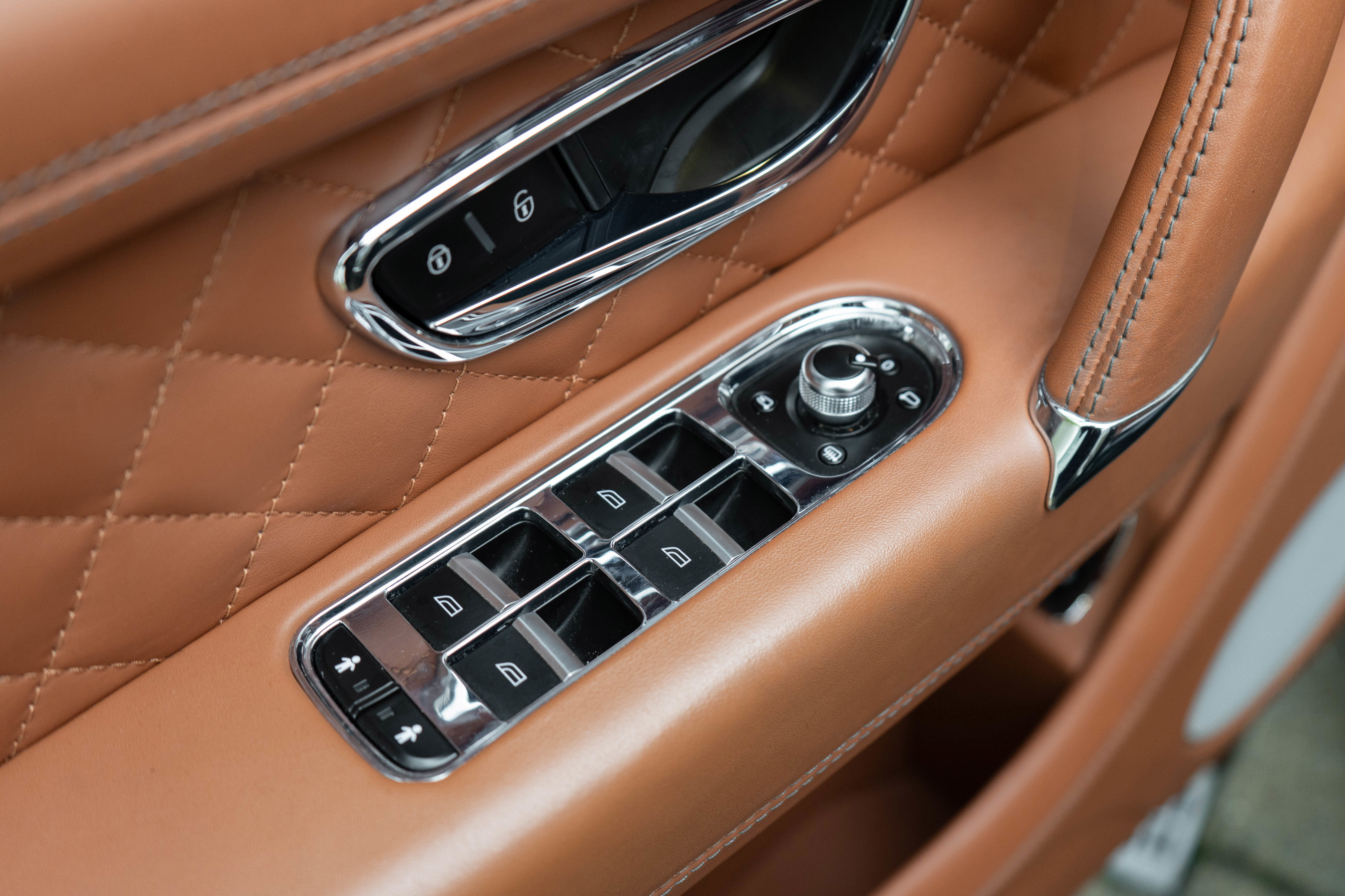 Used 2017 Bentley Bentayga AWD/4WD image 12