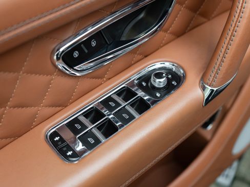 Used 2017 Bentley Bentayga image 12