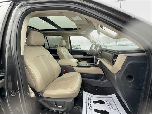 Used 2024 Ford Expedition Limited image 29