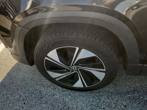 Used 2024 Volkswagen Taos SE image 8