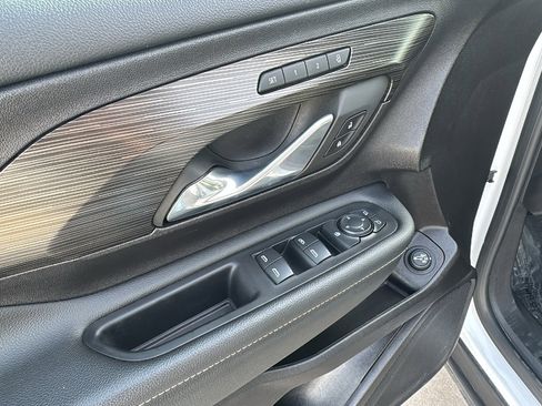 Used 2024 GMC Terrain SLT image 12