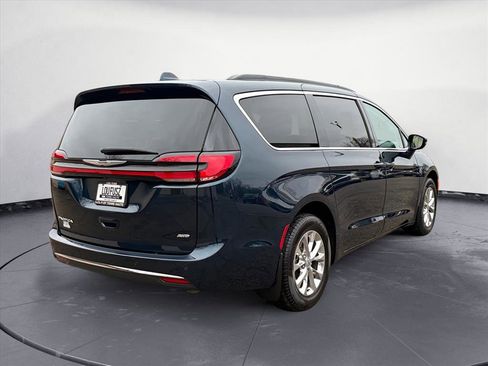 Used 2022 Chrysler Pacifica Touring-L image 6