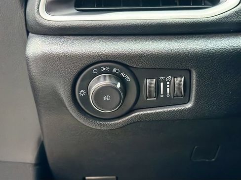 Used 2025 Chrysler Pacifica Select FWD image 11