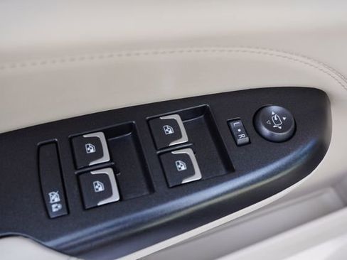 Used 2016 Cadillac SRX Luxury w/ Driver Awareness Package image 22