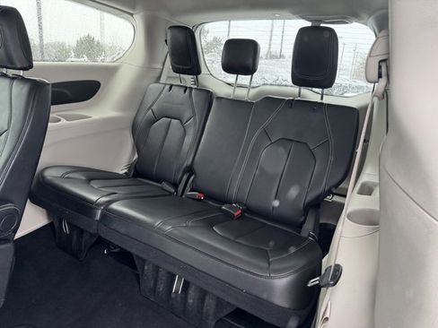 Used 2024 Chrysler Pacifica Touring-L image 12
