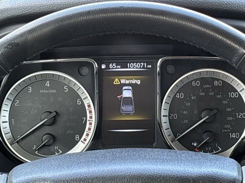 Used 2017 Nissan Titan SL image 11