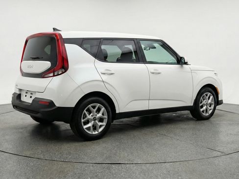 Used 2025 Kia Soul LX w/ LX Technology Package FWD image 9