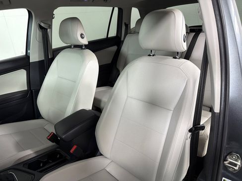 Used 2019 Volkswagen Tiguan SE w/ Panoramic Sunroof Package FWD image 13