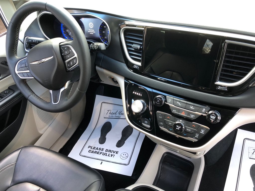 Used 2024 Chrysler Pacifica Touring-L FWD image 27