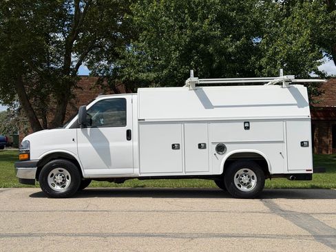 Used 2022 Chevrolet Express 3500 w/ Power Convenience Package RWD image 3
